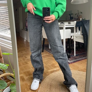 Zara Jeans  - Säljer dessa supersnygga jeansen ifrån Zara som passar till allt. Mycket sparsamt använda och har därmed inga defekter!🤍 frakt tillkommer! Om många intresserade blir det budgivning!