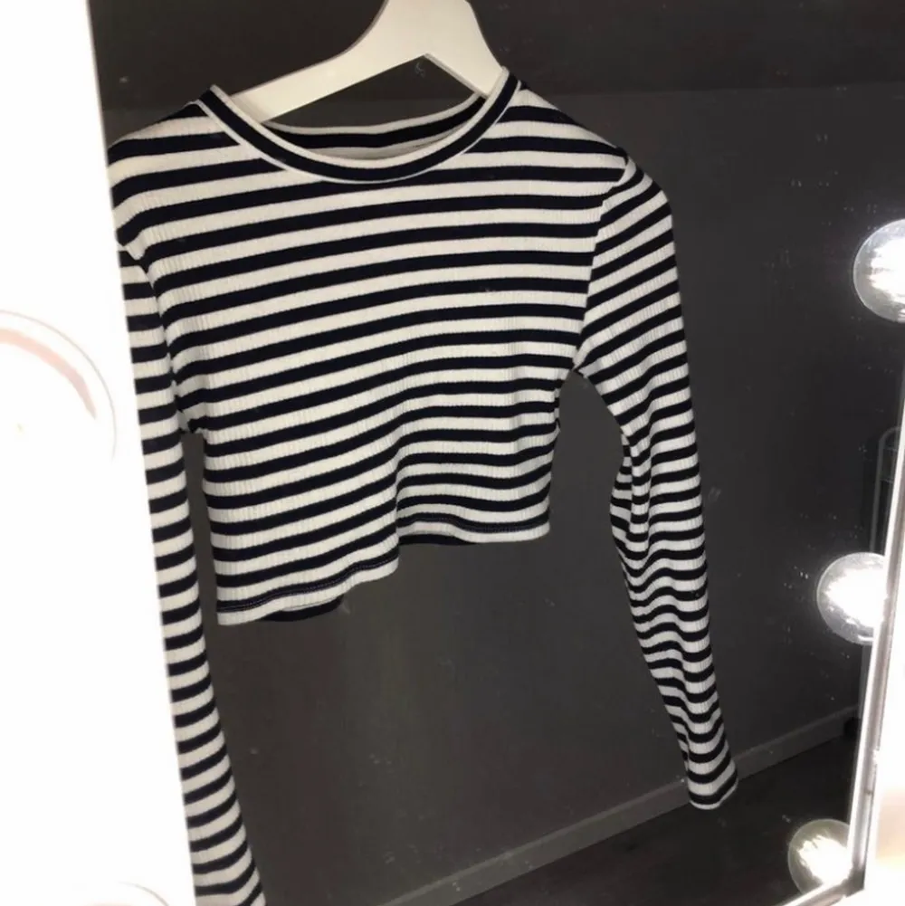 Hej fina!🥰 Säljer denna trendig tröjan från Zara i randigt mönster🤩 SÅÅÅ galet snygg!  Hör gärna av dig vid intresse och frågor❤️. Toppar.