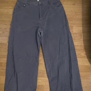 Gråa dad jeans - Gråa dad jeans från asos i bra skick, endast använda några gånger. Strl 36/32