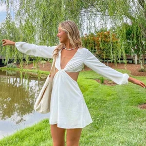 Student klänning - Säljer den här superfina klänningen från beginning boutique!. Klänningen är helt oanvänd och lappen sitter kvar på. Skulle säga att den passar på en mindre byst. Perfekt till studenten! Köparen står för frakten. (Lånade bilder)