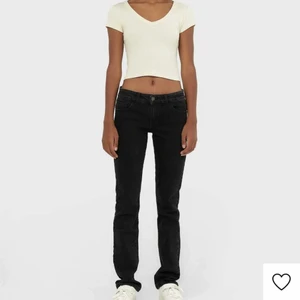 Stradivarius Jeans - Super snygga stradivarius jeans, helt nya, oanvända, lapp finns kvar.  stl 36 men passar även 34.