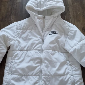 Nike - Jag säljer en nike jacka som är i fint skick 😊 Den är vändbar, d.v.s att det går att vända jackan så att det blir olika tryck. Storlek m 🥰
