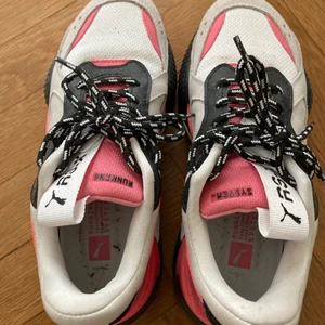 Puma sneakers - Ingår även vita skosnören. 