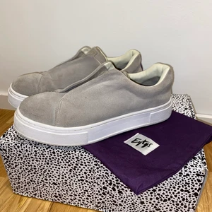 Eytys Sneakers Herr, storlek 42 - Eytys Sneakers (grå mocka), modell Doja s-o. Använda endast ett fåtal gånger, väldigt bra skick! 
