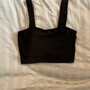 Monki crop top strl S - Topp från monki med tjockare axelband. Köpare står för frakten