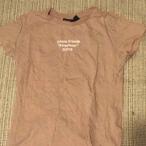 ariana grande t-shirt  - Jättefin ariana grande sweetner tshirt. Jättefint skicka och har inte använt den på väldigt länge. 