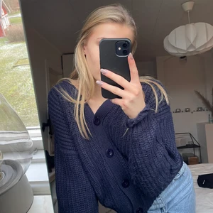 Marinblå kofta ifrån nelly - Marinblå kofta ifrån Nelly med knappar❣️