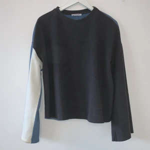 Asymmetrisk tröja - Har älskat den här tröjan från zara men nu är det dags att skiljas😢 passar S-M och trots att den har använts flitigt är den i mycket fint skick. Frakt ingår i priset🥰