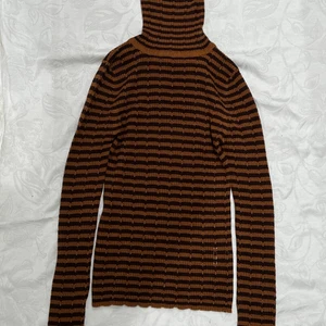 Randig polotröja  - Superfin randig polotröja som jag köpte här på plick men tyvärr var för liten. Färgerna syns bättre på bild 2. Storleken är 2, alltså XXS/XS antar jag? Fint skick. Hör av dig vid intresse! 