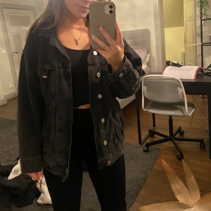 Svart jeansjacka - Svart jeansjacka från hm!🖤 Använd men i fint skick. Lite oversized
