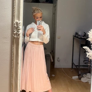 M - Silkesliknande kjol från Gina Tricot🤍