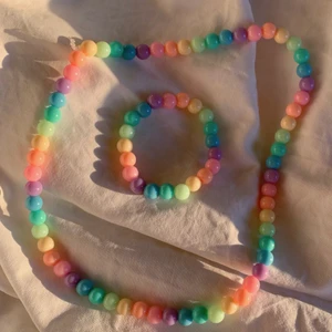 Regnbågs-set☀️ - Säljer detta somriga set!!! Hör av dig om du vill ha fler bilder☺️ Halsband kostar 30 kr och armbandet 20 kr eller köp båda för 45 kr⚡️Tråden är elastisk!!💓 Köparen står för frakten🍭