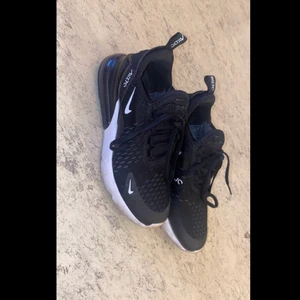 Nike Air Max 270 - Använda ca 3-5 gånger så nästan nyskick. Storlek 38. Nypris: 1700:-      Säljes för: 600:-                                      Pris kan diskuteras vid snabb affär 😊