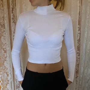 Vit kort polotröja från Brandy Melville - Vit kort ribbad polotröja från Brandy Melville, onesize mrn passar S och XS, endast testad 💕