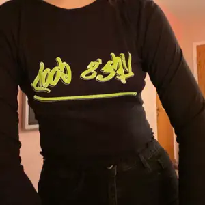 svart långärmad tröja med neon text. sitter helt perfekt men kommer inte till användning längre. 