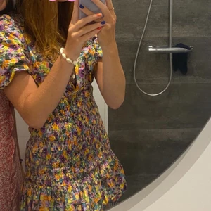 Blommig Zara klänning  - Perfekt för sommaren, speciellt midsommar! Säljer då jag tycker den är för kort på mig, är 173cm! Strl M. För fler bilder skriv till mig privat!🦋🌸