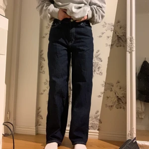 Jeans weekday  - Säljer ett par baggy men raka jeans från weekday💙 Endast använda enstaka gånger, därav i väldigt bra skick! Skriv för fler bilder eller vid frågor. Frakt är inräknat i priset☺️