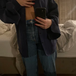 ”Patch” jeans - Byxor med midjestorlek ca 25 och passar mig i längd som är 158cm lång! Skitsnygga med ex en skjorta o birkenstocks eller vad man än vill :)