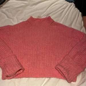 Stickad tröja från zara - Säljer min helt oanvända tröja från zara. Super mysig. Och tror den är slutsåld! 