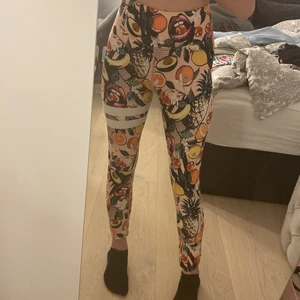 Stronger Tights - Använt cirka 3 ggr, jätte bra skick ❤️ Säljer dom pågrund av att jag inte använder dom längre. Finns ett mobilfack på backsidan❤️ nypris 599kr