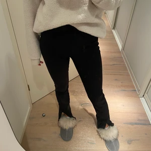 Kostymbyxor - Säljer mina kostymbyxor från monki i storlek 34! Kanppt använda och i perfekt längd på mig som är ca 165cm🤍