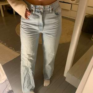 Säljer dessa snygga jeans från zara då de inte kommer till någon användning. Använda fåtal gånger. De är avklippta men ändå långa på mig som är 170 cm. 