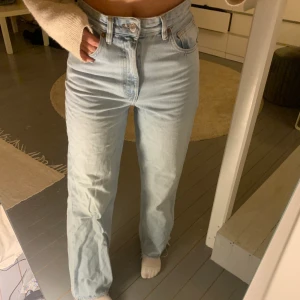 Zara jeans - Säljer dessa snygga jeans från zara då de inte kommer till någon användning. Använda fåtal gånger. De är avklippta men ändå långa på mig som är 170 cm. 