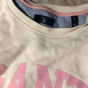 Långarmad Gant tröja, storlek S - Jag säljer denna snygga Gant tröjan eftersom att den aldrig kommer till användning. Jag har endast använder vid få tillfällen så den är så gott som ny. Den är ganska stretchig så den passar S/M💗 priset kan alltid diskuteras. (Köparen står för frakten) 
