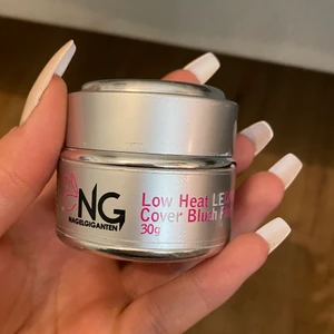 UV-gel från nagelgiganten  - UV Gel från nagelgiganten i färgen ”Cover Blush Pink”. Säljer den nu eftersom jag börjat med akryl och har därför ingen användning av den!:) kom privat för frågor