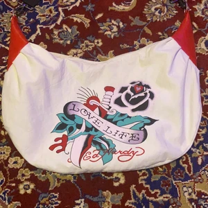 Ed Hardy väska - Så fin edhardy axelremsväska med coolt tryck!❣️ säljer då den inte kommer till användning, har lite märken i bak men syns knappt, skicka privat för fler frågor<3