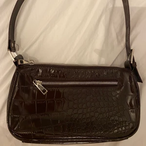 Handväska  - Praktisk och snygg handväska som passar till mycket:)