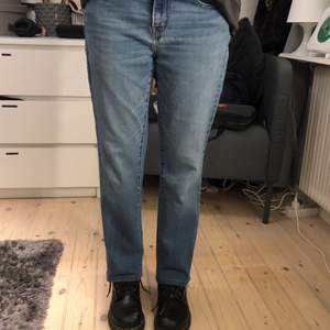 Väldigt najs lågmidjade Levis jeans i modellen 505 ”straight”. Köpta här på Plick men är aningen för korta för mig, hon på bilden är 165. Storlek W29L32 men skulle säga att den motsvarar strl 34/36beroende på hur man vill att de ska sitta💕 köparen står för eventuell frakt😌