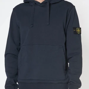 Stone Island Hoodie Marinblå - Köpt för 2 år sedan, kvitto och påse finns kvar, denna hoodien är i gott skick med inga flaws. Hoodien är i ett använt skick men fräsch. Köpt för 2500kr. Buda gärna