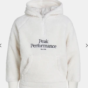 Vit Teddy hoddie från peak performance - Helt ny, Använd 1 gång. Säljer pga för liten storlek. Denna storlek är i barnstorleken 170 vilket är den största och jag som brukar ha S/M kan ha den men jag skulle rekommendera mer till dig som har mellan XS/S.                           Ordinarie pris - 849 kr 