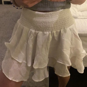 Kjol - Söt vit volangkjol som tyvärr inte kommer till användning