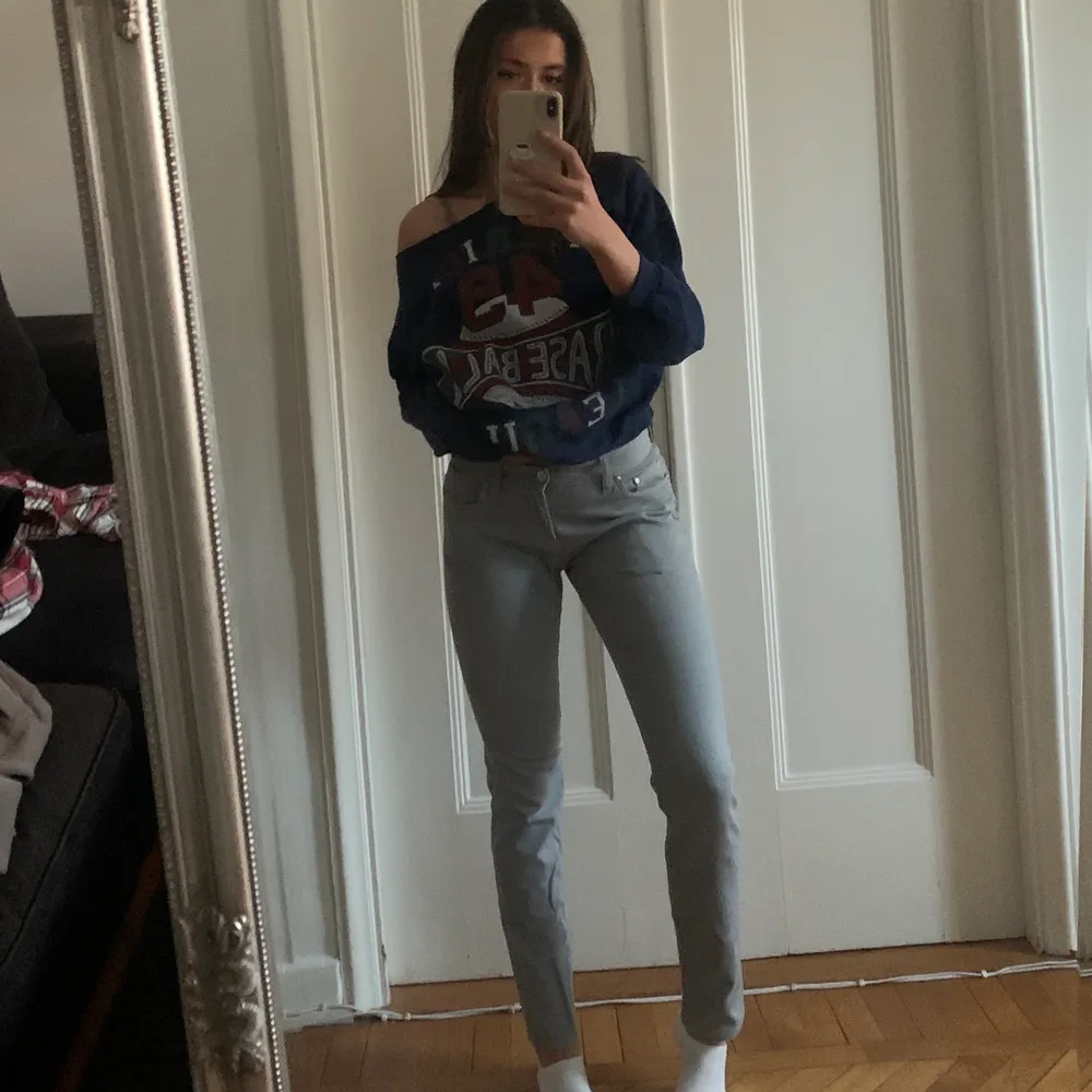 Gråa Filippa K jeans som är lite raka i benen men ändå stretchiga, går in en liten bit där nere men mer åt det raka hållet. Tyvärr för korta för mig som är 178 skulle rekommendera 160-170 isch . Jeans & Byxor.