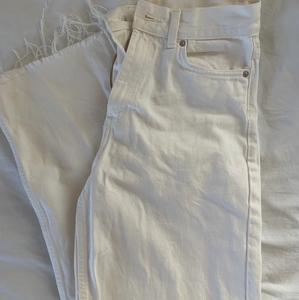Vita Jeans från weekday! Säljs pga är för stora för mig, storlek: W:24 L:30, skriv för fler bilder. Jeans & Byxor.