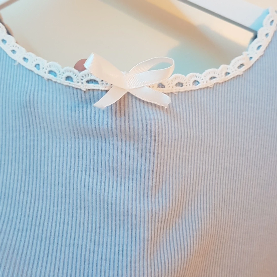 En  blå crop top. I storleken M - 91