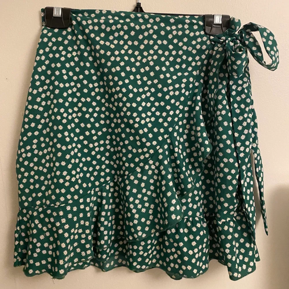 En grön boho kjol från Shein, otroligt fin men har ungefär en lika Dan så bestämde mig för att sälja, använd några gånger men i jättebra skick! Säljer för 60kr+frakt (kom privat för frakten) ❤️. Kjolar.