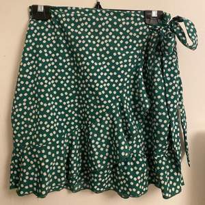 En grön boho kjol från Shein, otroligt fin men har ungefär en lika Dan så bestämde mig för att sälja, använd några gånger men i jättebra skick! Säljer för 60kr+frakt (kom privat för frakten) ❤️
