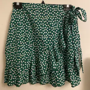 En grön boho kjol från Shein, otroligt fin men har ungefär en lika Dan så bestämde mig för att sälja, använd några gånger men i jättebra skick! Säljer för 60kr+frakt (kom privat för frakten) ❤️