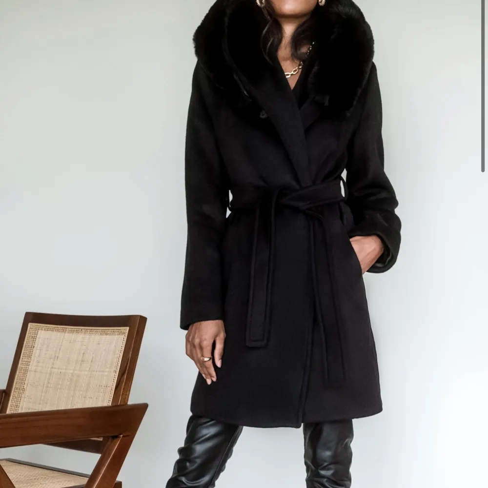 Säljer min älskade älskade Wool coat från Sanne Alexandra. Tidlös, varmt nu till vintern, avtagbar faux fur gör kappan väldigt användbar även på vår/höst. Storlek XL men passar även L och M perfekt.. Jackor.