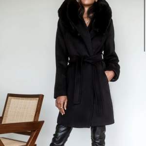 Säljer min älskade älskade Wool coat från Sanne Alexandra. Tidlös, varmt nu till vintern, avtagbar faux fur gör kappan väldigt användbar även på vår/höst. Storlek XL men passar även L och M perfekt.