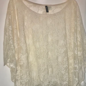 Lös överdel i beige - Jätte fin lös topp i spets Snygg att ha över vad som - Bh, tubtop, linne, vanlig topp Söm vid ärmarna så armarna har egna fack och ser jätte snygg ut när man lyfter på armarna I beige färg Jätte fin skick, som ny Strlk 38, passar XS-M Kan skickas mot frakt, fraktpriset står i nästa steg 📦  Alla betalningar sker tryggt via Swish. 🤝  Inga returer, plagget säljs i befintlig skick enligt bild och beskrivning. ❌