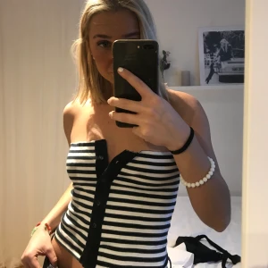 Randig egen-designad topp - Asball egen-designad topp med knappar framtill. Lite ojämnt avklippt vilket syns på sista bilden, tycker dock inte att de gör nåt då den är snygg ändå! Passar S/M. Skriv för fler bilder!😇