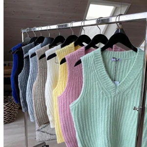 Väst storlek xs/s - Intressekoll på min mintgröna väst från designbysi. Den är väldigt skön i materialet och väldigt fin färg. Jag säljer bara om jag får ett bra pris från 300kr💞