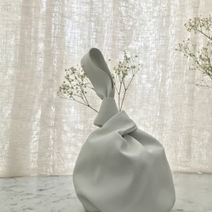 Världens gulligaste väska - Underbar liten handväska från Mango. Underbar nu till sommaren. 