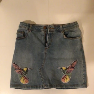 Gullig kjol till sommaren - Gullig kjol perfekt till sommaren, använd ett fåtal gånger och i bra skick. Plagget kommer från Cubus barnavdelning. 😊