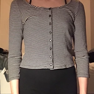 Randig cardigan/tröja från monki - Fin randig cardigan/tröja från Monki. Aldrig använd och i bra skick😊 frakten tillkommer även efteråt😊