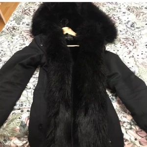 Pälsjacka  - Säljer denna vinter/höstjackan i bra skick. Står storlek 40 men jag är en 38 och den är väldigt tajt så det är snarare än 36:a